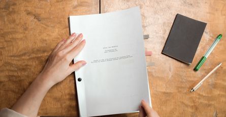 DREHBUCHLESEN 101 – WIE MAN ES PROFESSIONELL ANGEHT